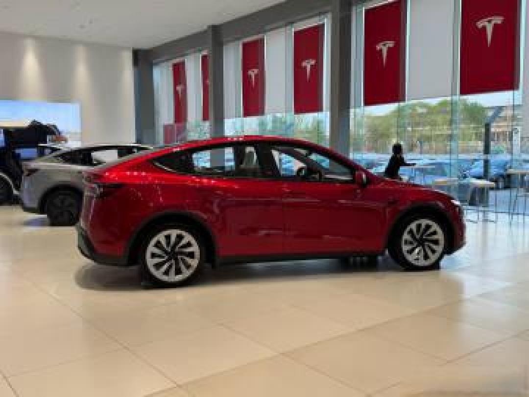 特斯拉Model Y焕新版涨价1.36万值吗?现款优惠&新款配置全解析