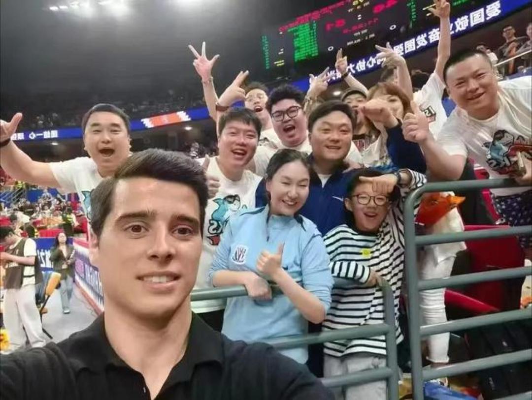申花铁卫特谢拉跨界助威！见证上海男篮加时绝杀，足球篮球双料沸腾