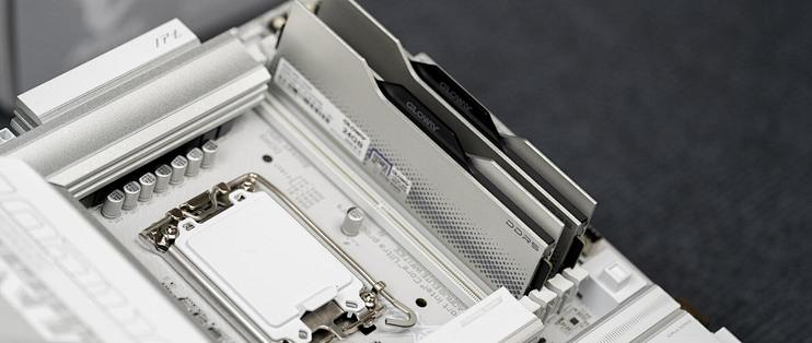 少有纯白Z890主板，技嘉Z890AORUS ELITE WIFI7 ICE冰雕主板评测