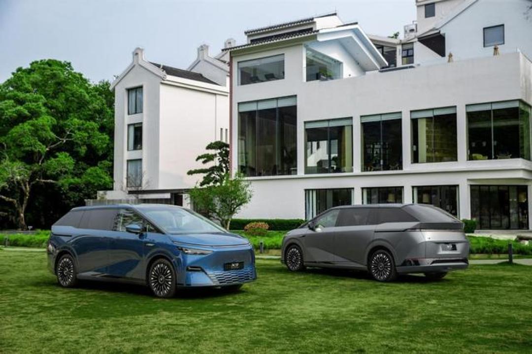 2025款小鹏X9狂堆496项升级,涨价4万换来百万豪车配置值不值?