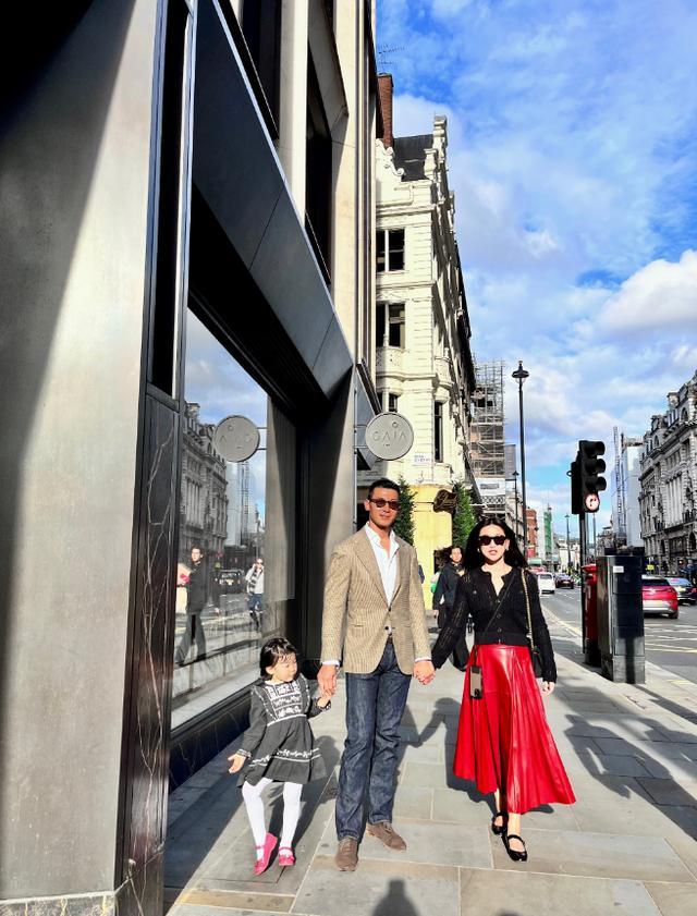 朱珠一家三口在国外度假，带火了贵妇穿搭：针织衫+半裙，太高级