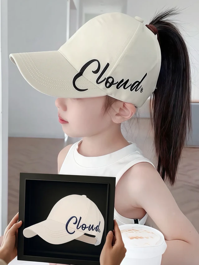 有娃的都给我冲❗️这顶棒球帽太绝啦～宝妈们还在为宝宝夏日出街的防晒问题头疼吗？看过来！我不允许还有人不知道这款儿童棒球帽。

空顶设计真的太懂咱们了！宝贝扎着高马尾也能轻松戴，夏天怎么跑跳都不闷热。大