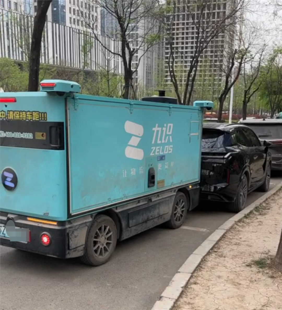 两天两起事故!无人快递车公司回应追尾汽车:非自动驾驶撞车