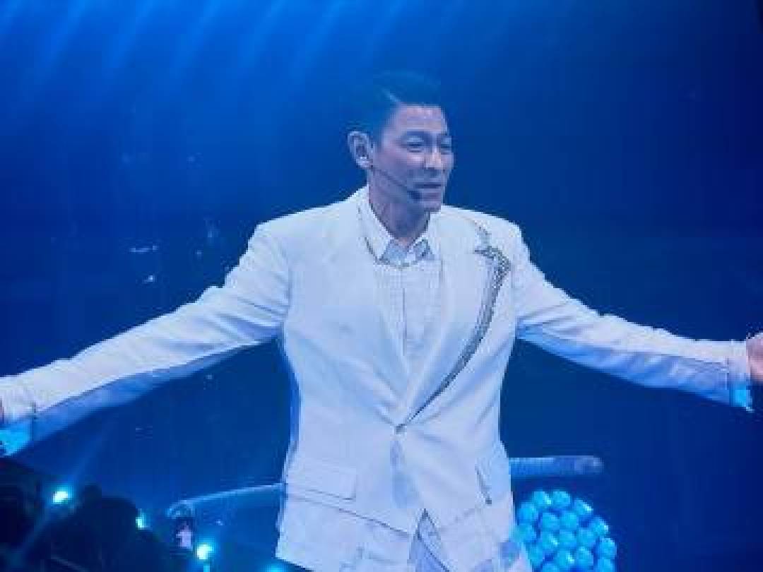 刘德华40年巅峰时刻：今天演唱会如何用交响乐与00后对话？