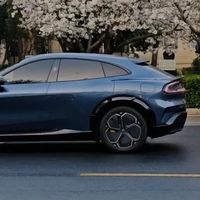 看完雷军和小米YU7的合影，我默默取消了Model Y的订单  