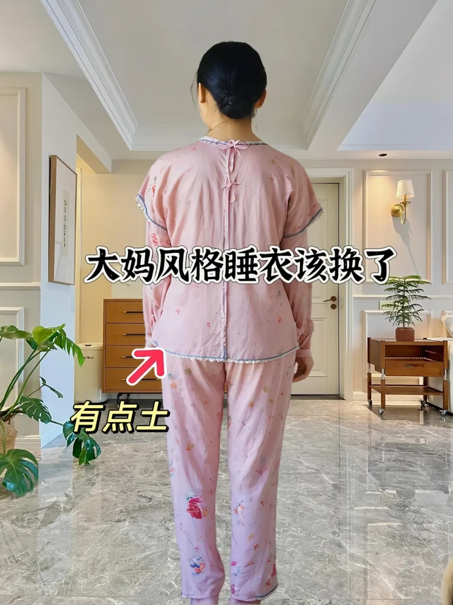 被老公拿捏的致命浪漫！这套睡衣绝了！姐妹们，一定要来听听我的甜蜜事儿！原以为和老公在柴米油盐里，浪漫都快被消磨殆尽，可就在最近的纪念日，他直接用一套睡衣，把我拉回热恋！
 
打开精致礼盒的瞬间，我就被