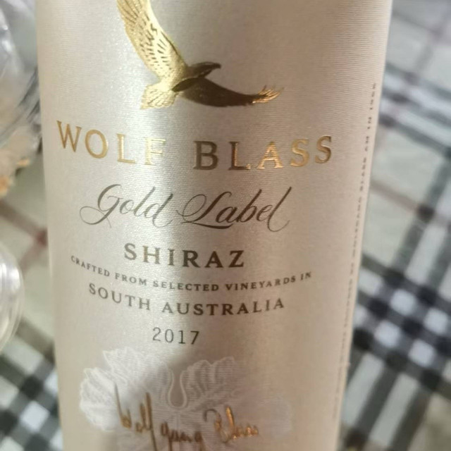 纷赋金牌设拉子干红葡萄酒，餐酒喝着还可以的！