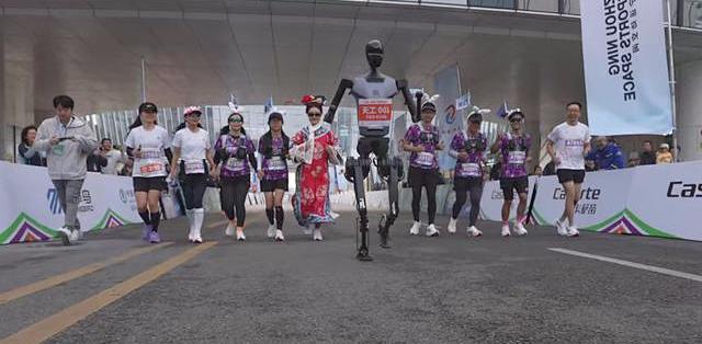 全球首场人形机器人半马北京鸣枪！21公里竞速挑战科技极限