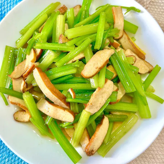 春日餐桌上的清新之选：西芹炒豆干