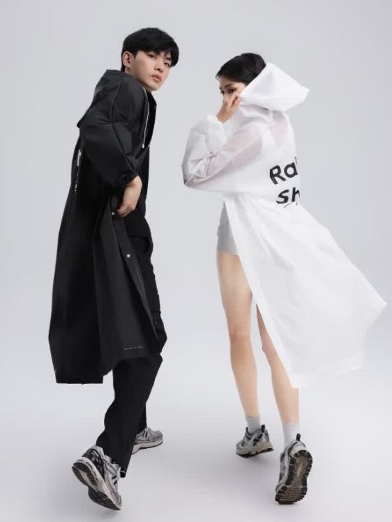 爱康尼一次性雨衣：户外演出遇雨也不怕，轻便防水更添时尚感！