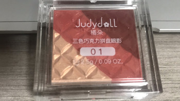 橘朵三色巧克力拼盘眼影：温柔日常眼妆的绝佳选择  