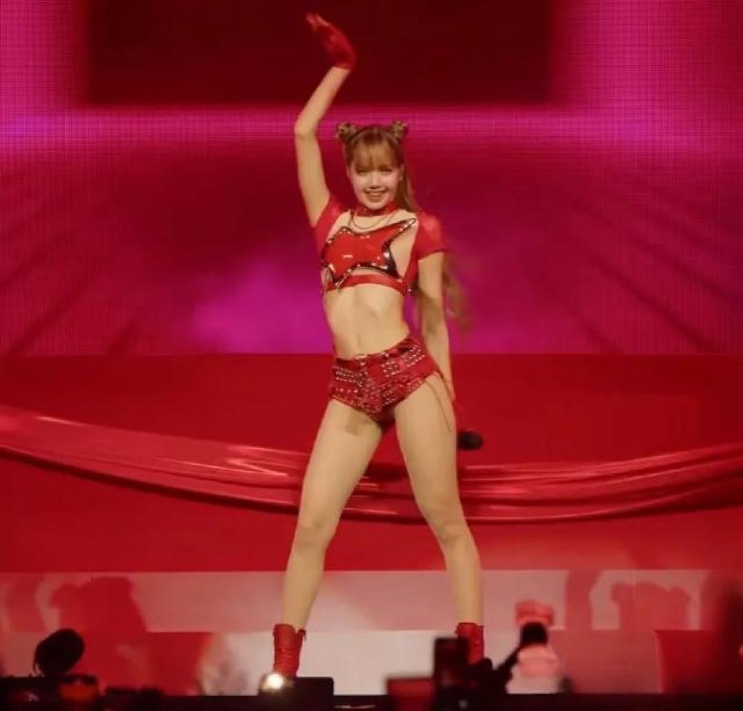 《Lisa科切拉封神战：55分钟14曲颠覆演绎，五套战袍撕碎偶像定义》
