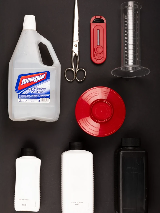 胶片冲洗魔法学院①：神奇药水们🧙‍♂️。😼麻瓜也能学会的显影魔法！
        
🪄三大基础魔法药水：
        
🔮显影液：「显形咒」
显影液是一种用水稀释的化学溶剂，让底片上的潜影统统显