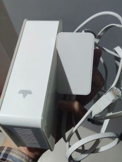 没忍住，又捡来个白色小主机，似乎能当轻 nas 用。