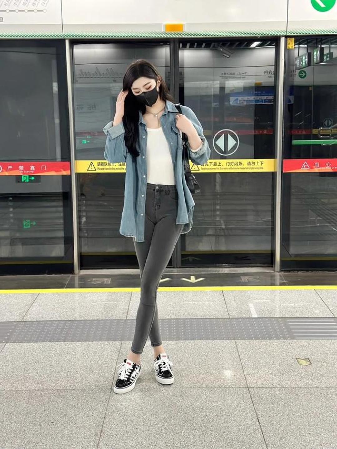 春日少年感穿搭教科书:牛仔衬衫の水洗蓝叠穿法则