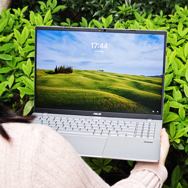 华硕无畏Pro16 酷睿版 2025高能AI轻薄笔记本闪亮登场！