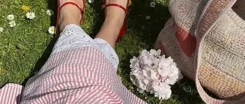 背A.P.C.的时髦女孩