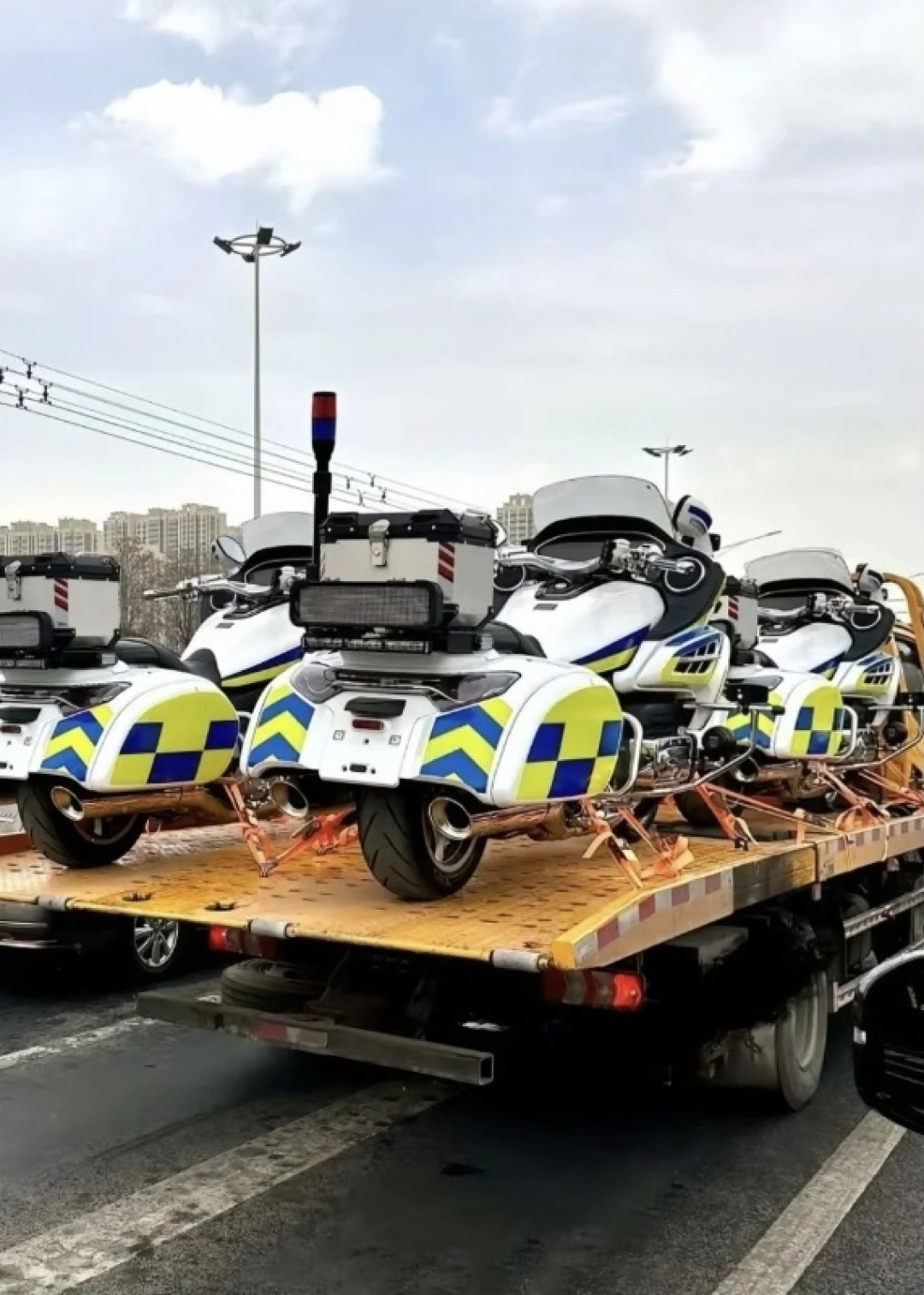 警用涂装帅爆!长城八缸灵魂摩托“入编”了