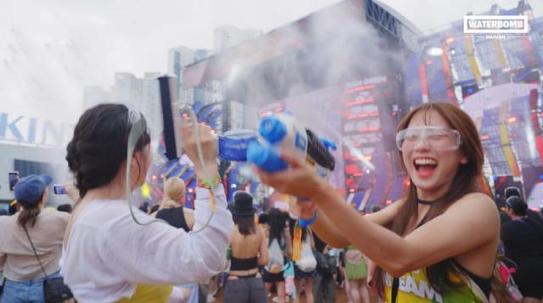2025海口Waterbomb音乐节：3万“水枪特种兵”掀起韩流泼水电音狂欢，科技赋能文旅新玩法