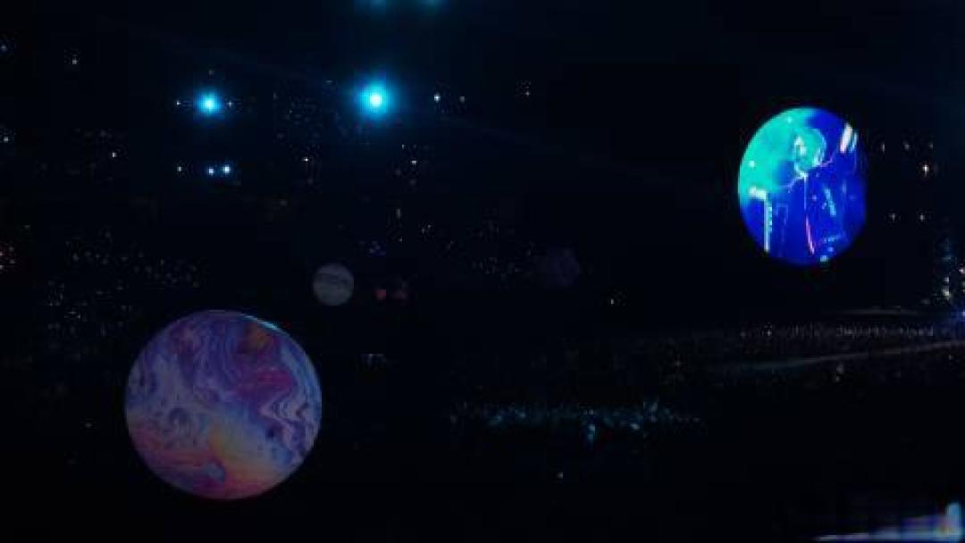 荧光海啸二十年时空重叠：Coldplay五万人合唱引爆生命万岁狂欢