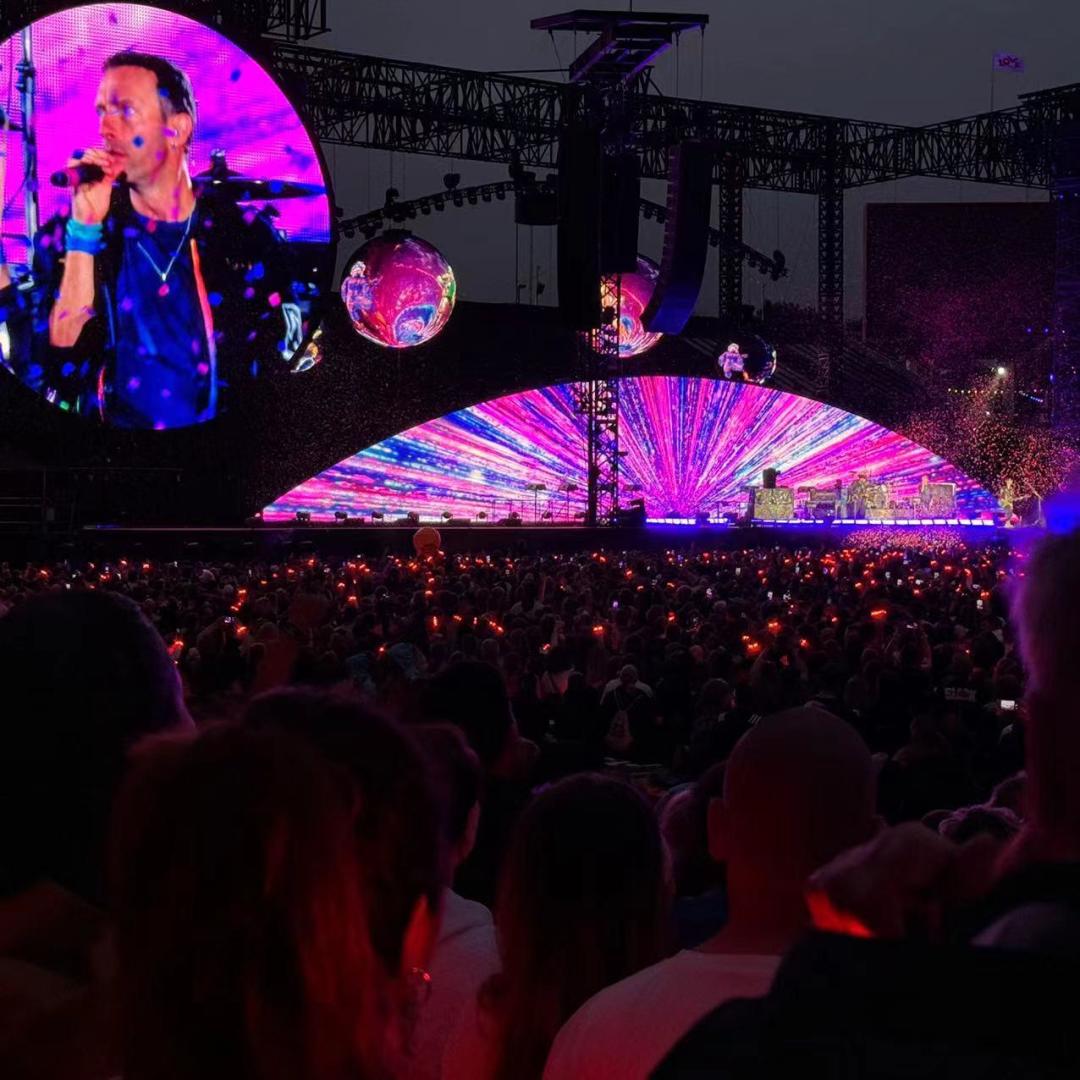 荧光海啸二十年时空重叠：Coldplay五万人合唱引爆生命万岁狂欢