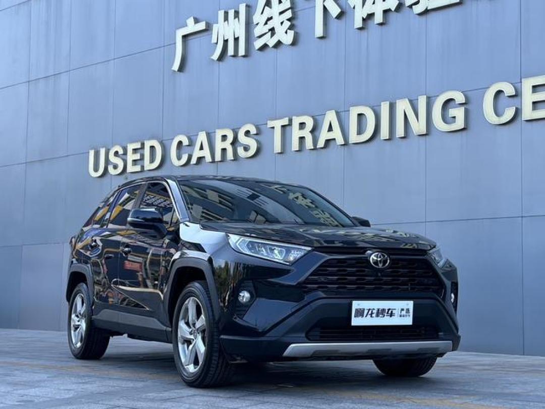 13万买RAV4荣放值不值?准新车VS低配版,养车成本+避坑指南全解析