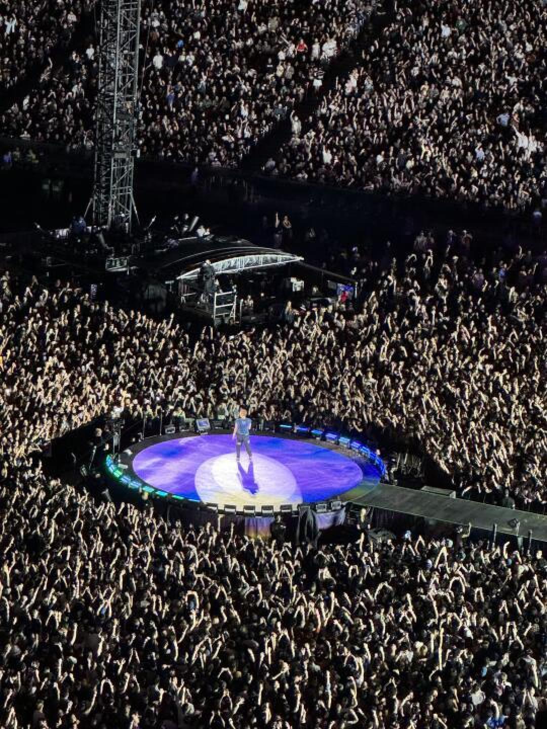 荧光海啸二十年时空重叠：Coldplay五万人合唱引爆生命万岁狂欢