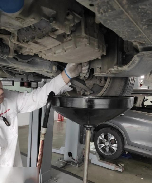换错一次变速箱油，修车师傅能多赚你3年工资？这2个坑千万别踩！