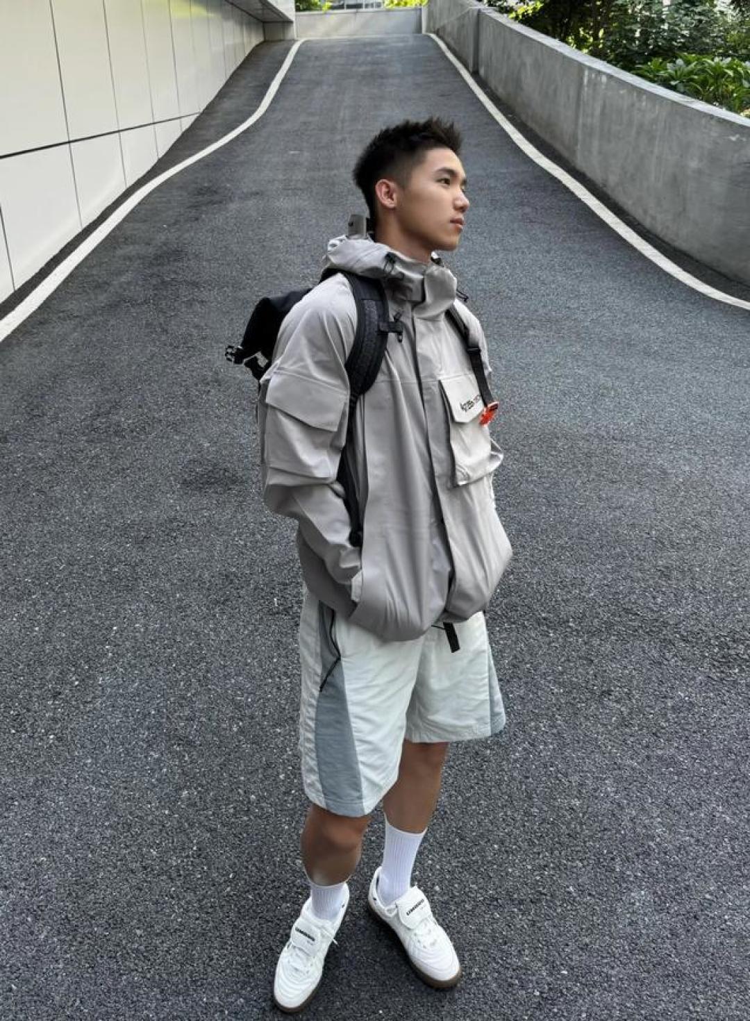 黑皮男生夏日逆袭攻略:显白配色+避雷指南,教科书级穿搭指南