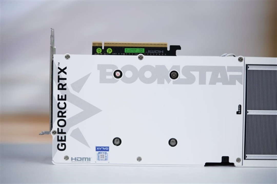 一体式磁吸上盖!影驰RTX 5090D星曜LUNA OC图赏