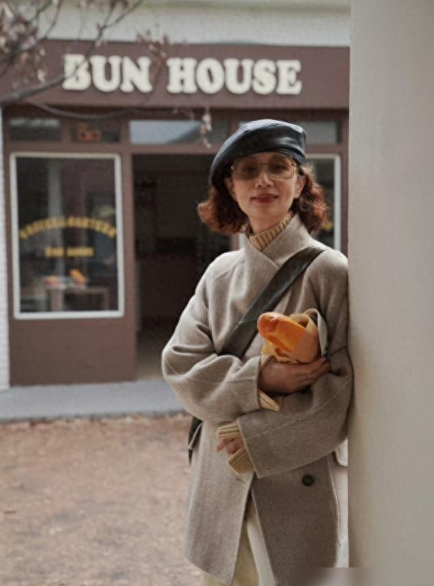 三木妈妈“优雅到老”的秘诀：一戴帽、二系围巾，时髦优雅还保暖