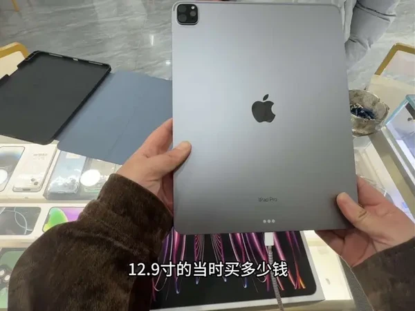 成功拿下iPad22款pro，12.9寸，充电5次，完美成色、#手机店日常 #收手机 #灌云路飞二手手机 #ipadpro22款 #苹果平板