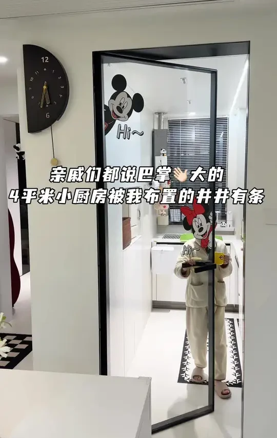 亲戚们都说巴掌大的4平米小厨房被我布置的井井有条，来看看👀里面都有啥？#一镜到底看我家 #厨房装修 #厨房好物 #厨房用品