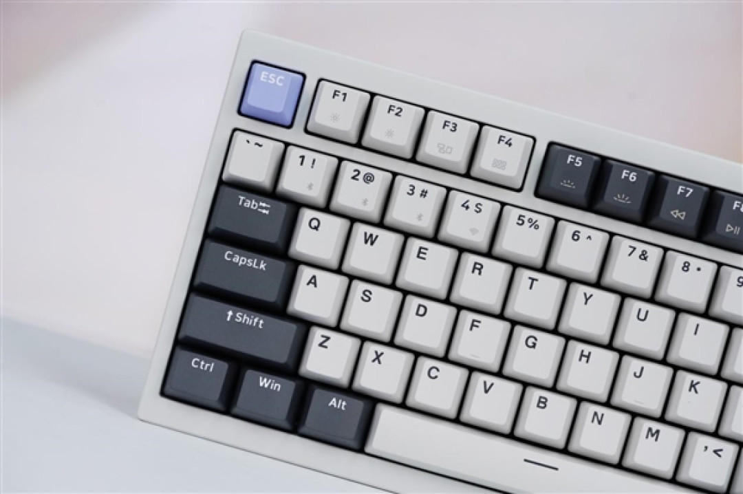 七彩虹首款机械键盘!隐星KB8 PRO图赏