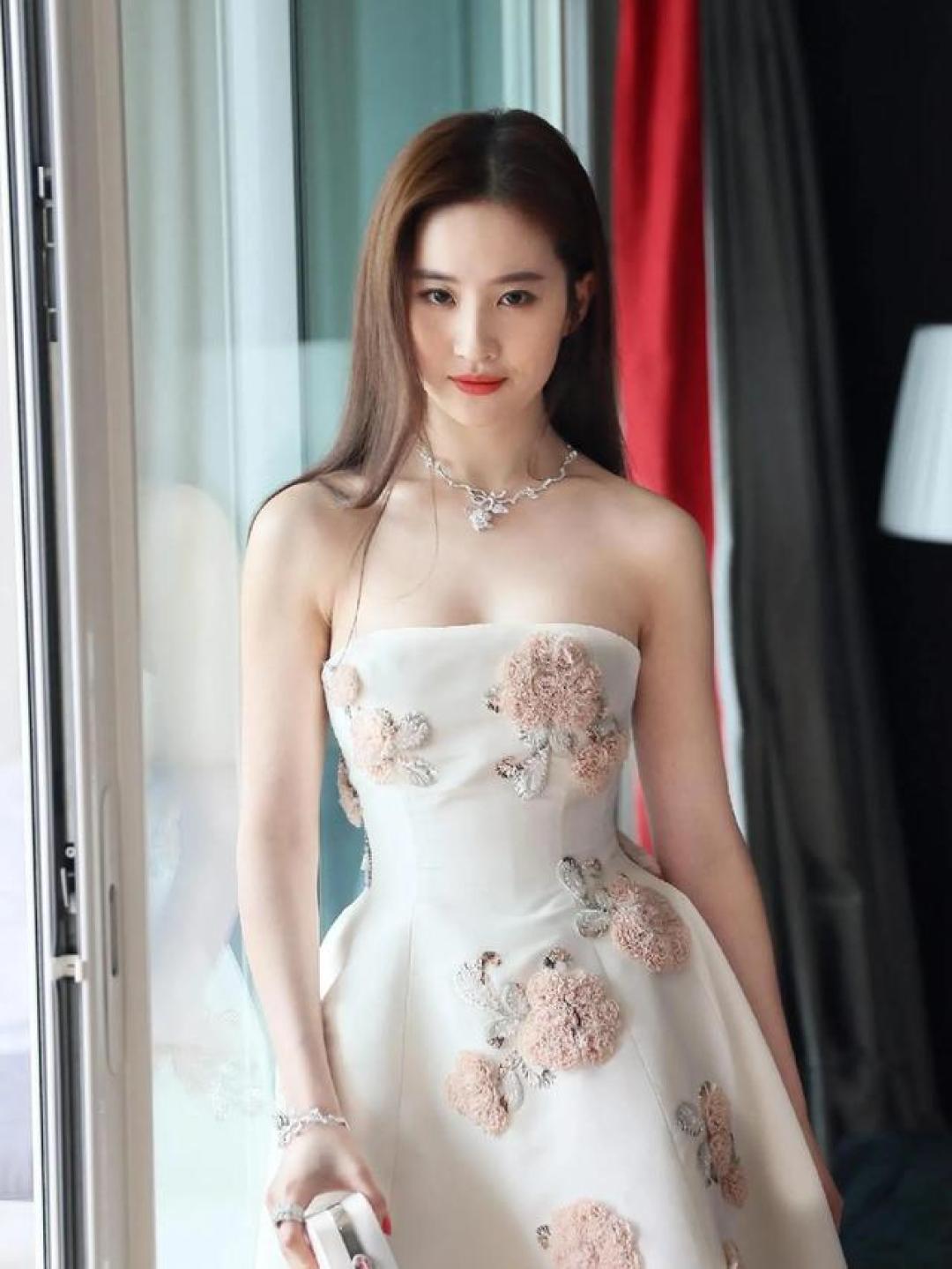 敦煌仙女竟爱逛菜市场?刘亦菲的美学密码藏在千年审美碰撞里!