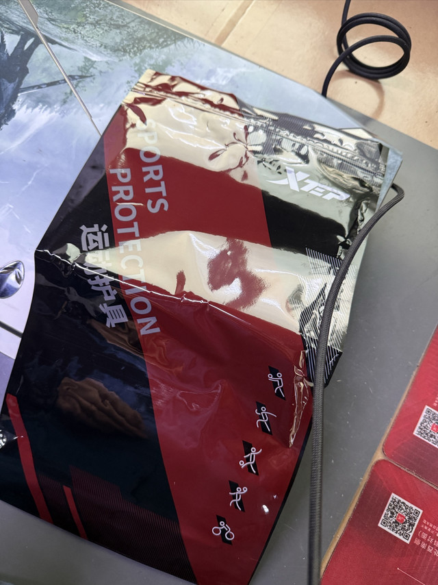 特步运动护膝，保护膝盖。
