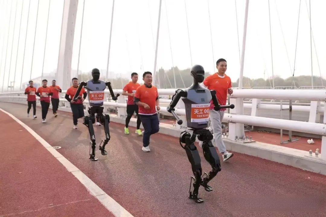 钢铁选手人机共舞:全球首场机器人半马开启21公里科技耐力赛