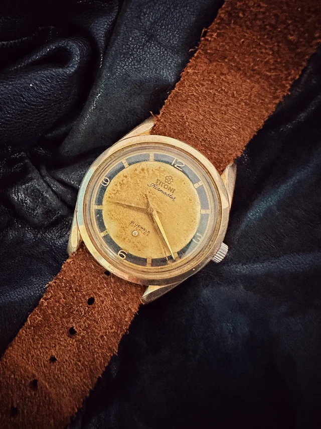 中古復古/腕錶收藏。老物件里的时光故事：梅花表的传奇

在时光长河中，有些物件，虽历经岁月打磨，却依旧散发着独特魅力。就像我手中这块梅花表，静静躺在那里，却满是故事。

梅花表，英文名为Titoni，