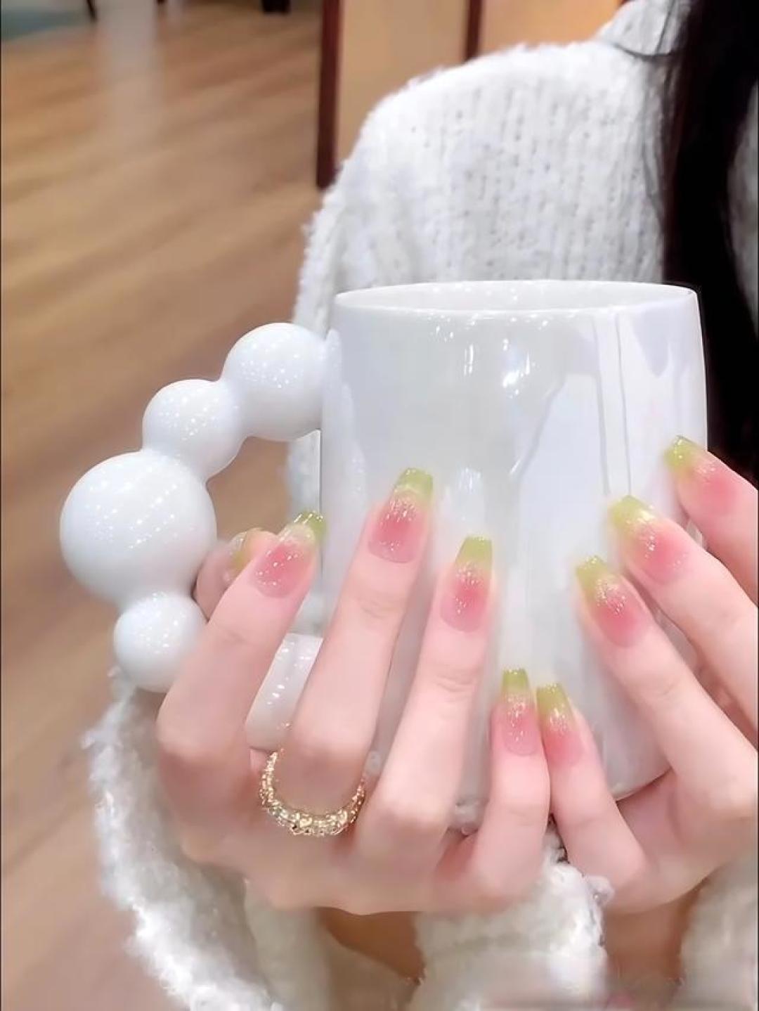 指尖上的春日果汁今夏爆火的芭乐风美甲黄皮涂完白到发光