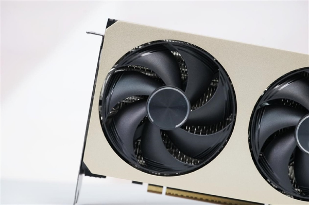 精致香槟金!微星RTX 5060 Ti 16GB硬派师显卡图赏