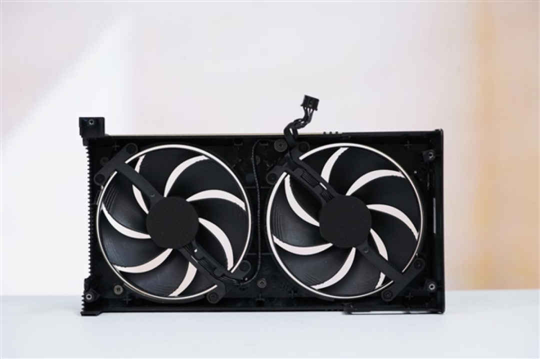 精致香槟金!微星RTX 5060 Ti 16GB硬派师显卡图赏