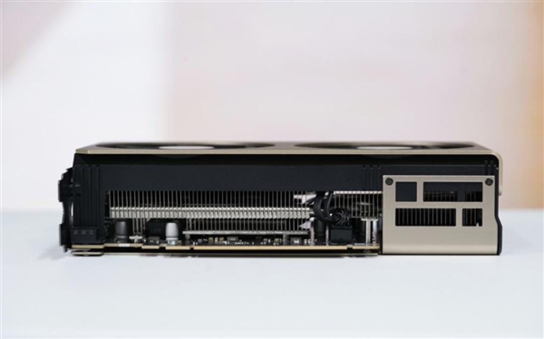 精致香槟金!微星RTX 5060 Ti 16GB硬派师显卡图赏