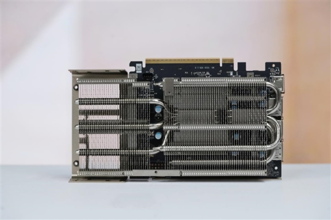 精致香槟金!微星RTX 5060 Ti 16GB硬派师显卡图赏
