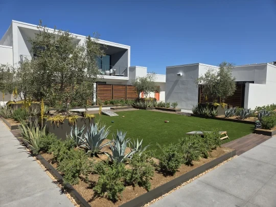 市中心的空中庭院：🌴棕榈泉汤普森酒店