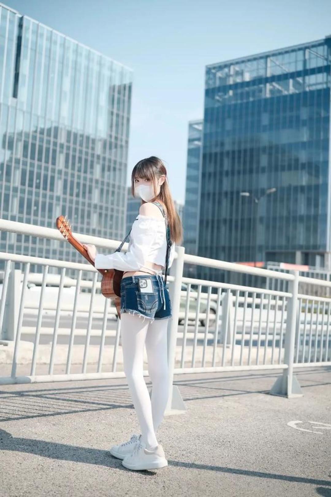 校园白袜穿搭风潮:女大学生如何用白色连裤袜玩转百变造型?