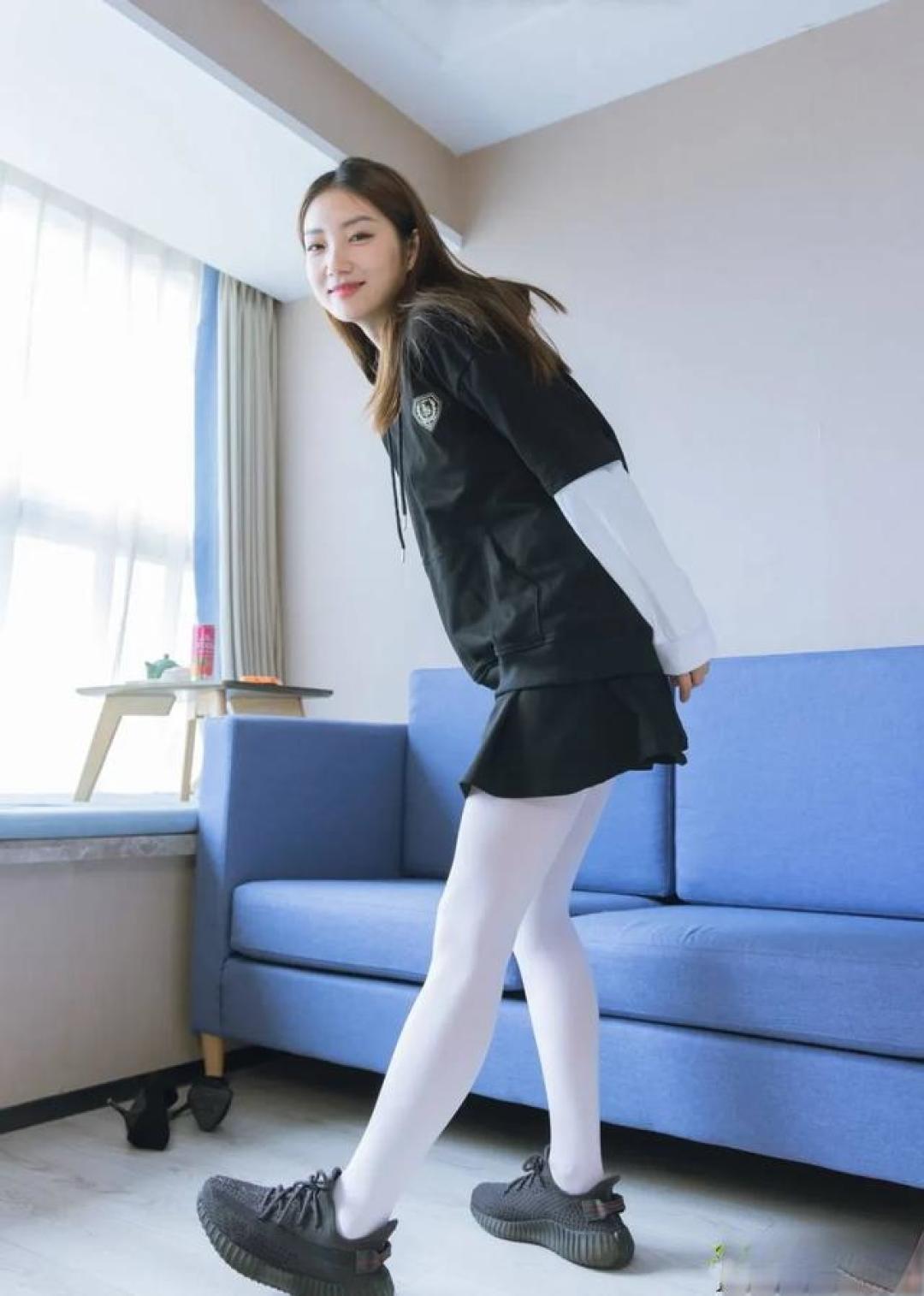 校园白袜穿搭风潮:女大学生如何用白色连裤袜玩转百变造型?
