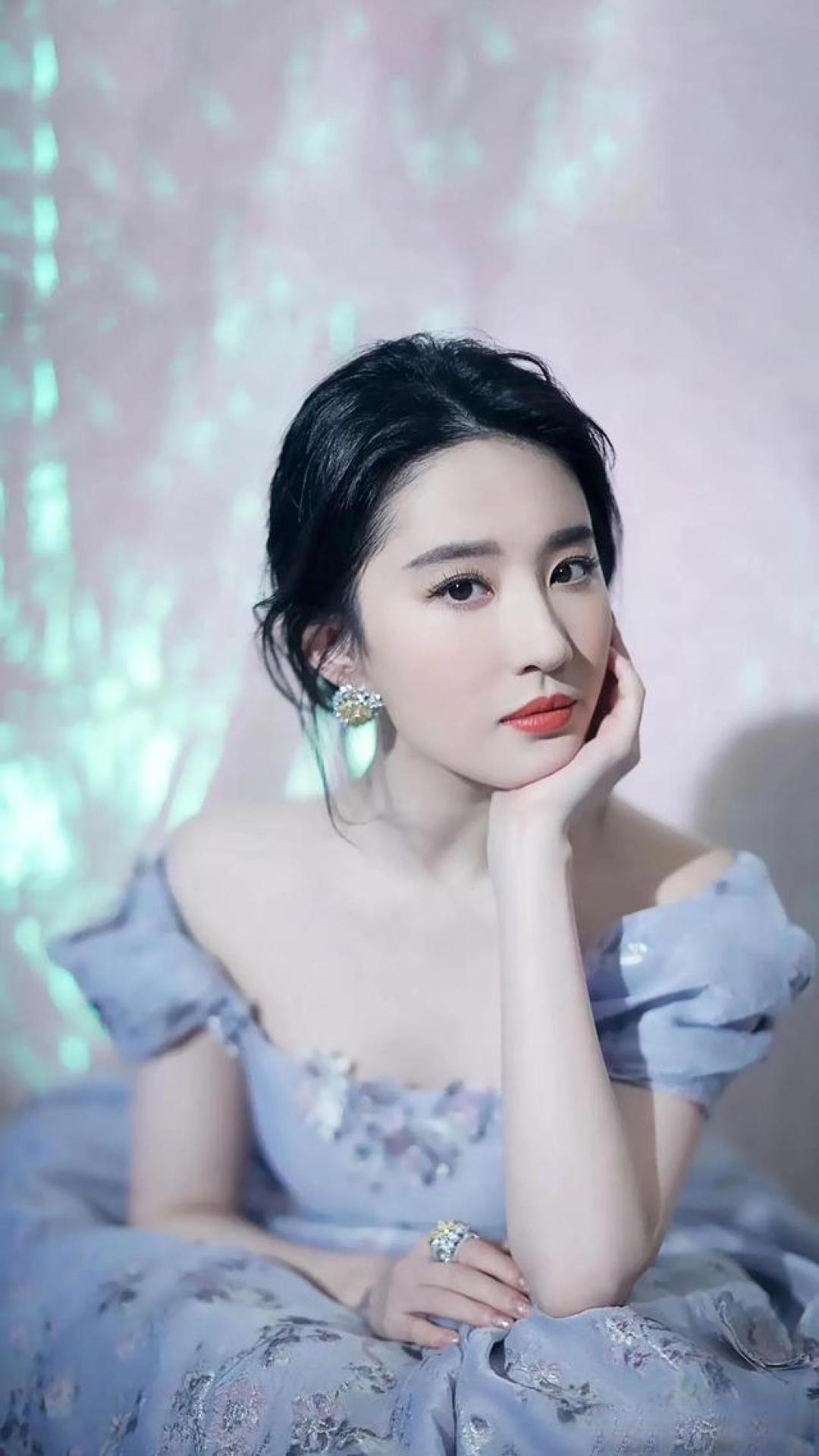 疏离与温柔齐飞!刘亦菲的"矛盾美学"为何让人过目不忘?