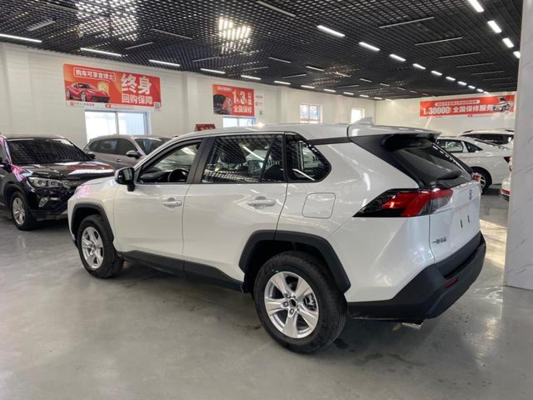 13万买RAV4荣放值不值?准新车VS低配版,养车成本+避坑指南全解析