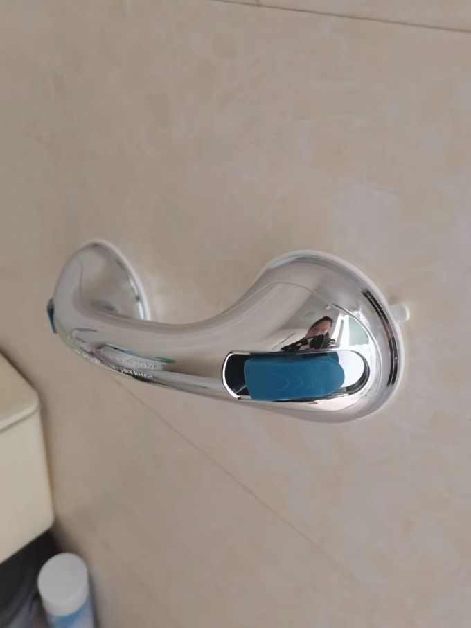 浴室防摔神器!吸盘把手