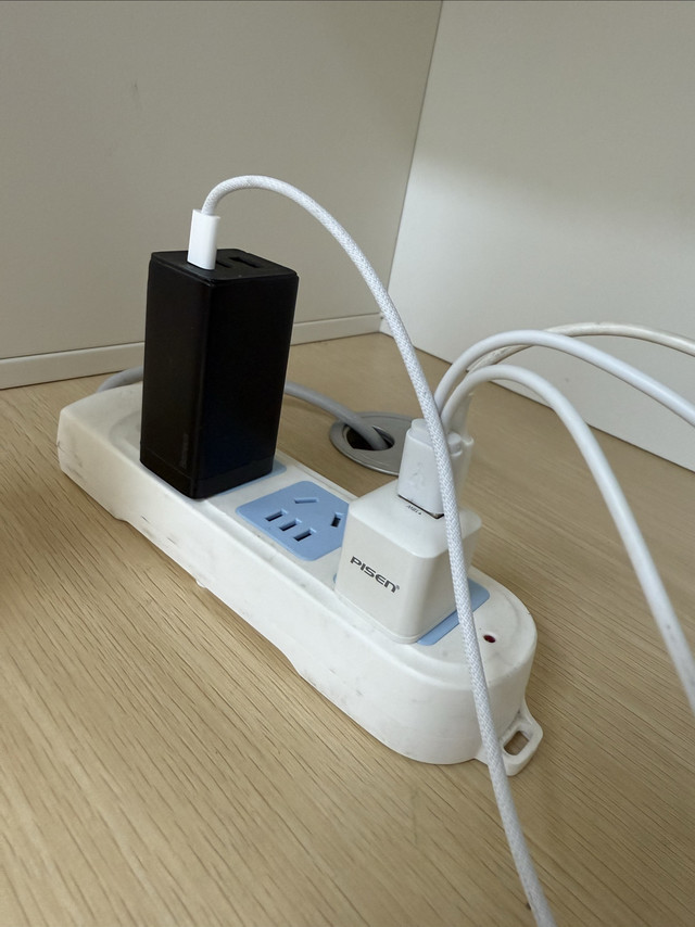 小巧便携的双口充电器